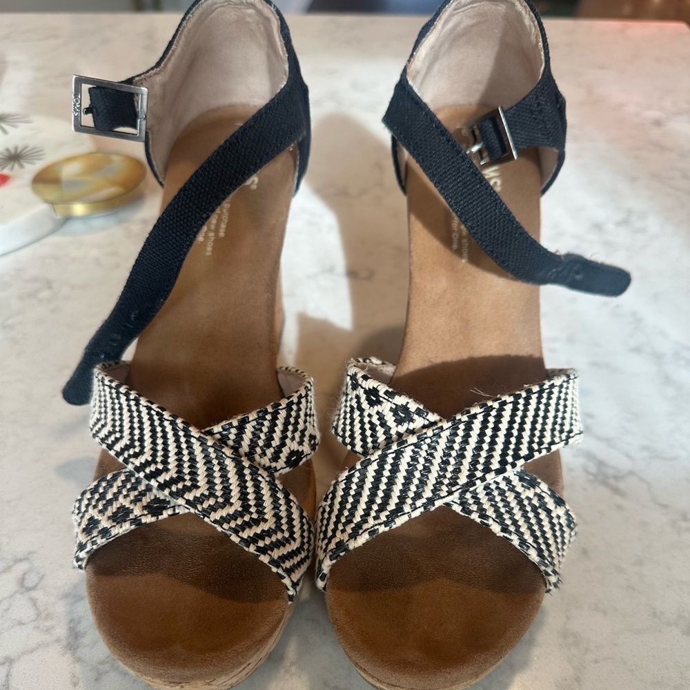 TOMS CORK WEDGE BLK AND WHITE SIZE 9